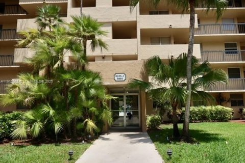 Condo in Lauderhill, Florida, 2 bedrooms  № 1973533 - photo 10