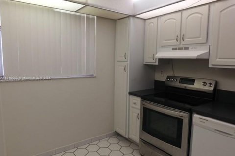 Condo in Lauderhill, Florida, 2 bedrooms  № 1973533 - photo 2