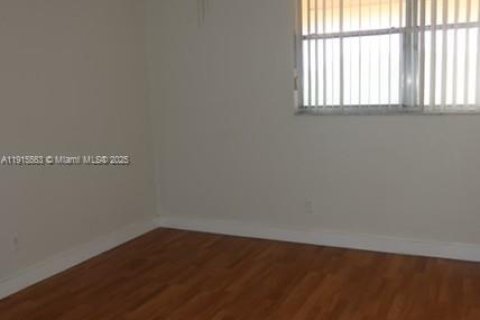 Condo in Lauderhill, Florida, 2 bedrooms  № 1973533 - photo 6