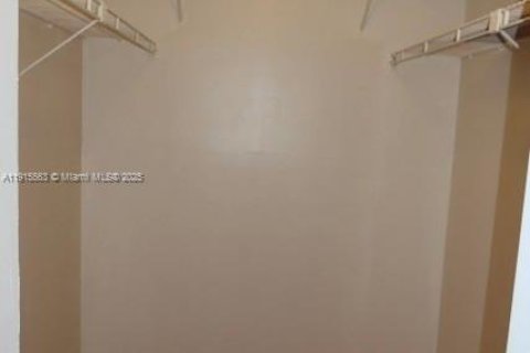 Condo in Lauderhill, Florida, 2 bedrooms  № 1973533 - photo 8