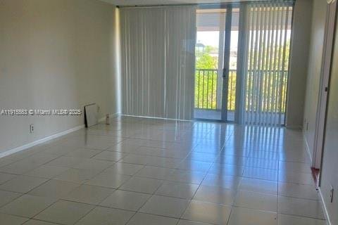 Condo in Lauderhill, Florida, 2 bedrooms  № 1973533 - photo 4