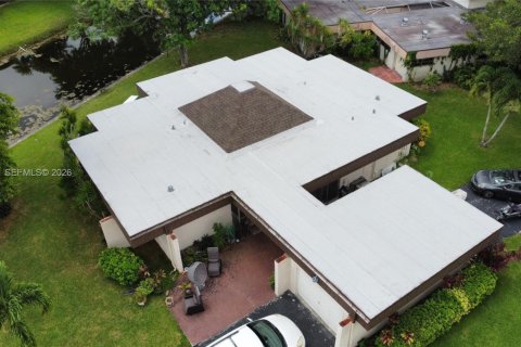 House in Tamarac, Florida 3 bedrooms, 179.95 sq.m. № 2010334 - photo 3