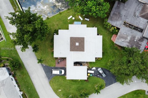 House in Tamarac, Florida 3 bedrooms, 179.95 sq.m. № 2010334 - photo 5