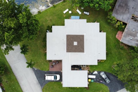 House in Tamarac, Florida 3 bedrooms, 179.95 sq.m. № 2010334 - photo 4