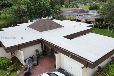 House in Tamarac, Florida 3 bedrooms, 179.95 sq.m. № 2010334 - photo 2