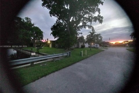 House in Tamarac, Florida 3 bedrooms, 179.95 sq.m. № 2010334 - photo 11