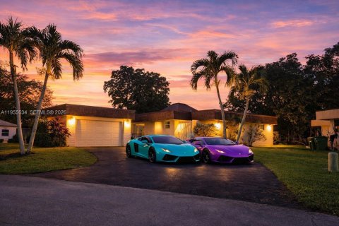 House in Tamarac, Florida 3 bedrooms, 179.95 sq.m. № 2010334