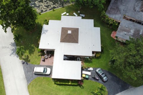 House in Tamarac, Florida 3 bedrooms, 179.95 sq.m. № 2010334 - photo 6