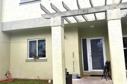 Adosado en alquiler en Miami Gardens, Florida, 3 dormitorios, 131.64 m2 № 1848858 - foto 1