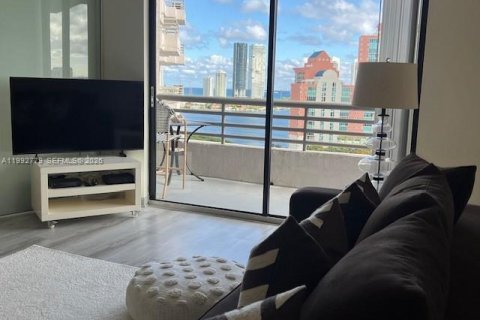 Condominio en alquiler en Aventura, Florida, 1 dormitorio, 98.94 m2 № 2056697 - foto 10