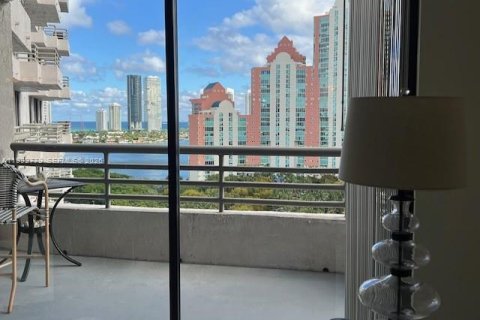 Condominio en alquiler en Aventura, Florida, 1 dormitorio, 98.94 m2 № 2056697 - foto 9
