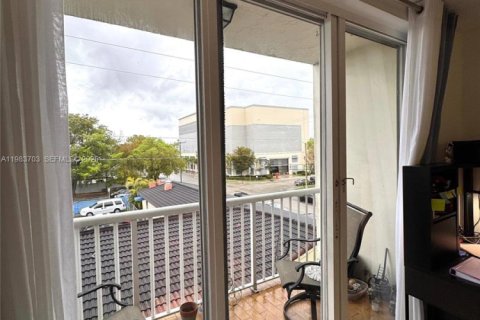 Apartamento en alquiler en Miami, Florida, 2 dormitorios, 65.03 m2 № 2048582 - foto 4