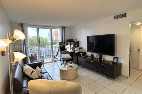 Apartamento en alquiler en Miami, Florida, 2 dormitorios, 65.03 m2 № 2048582 - foto 2