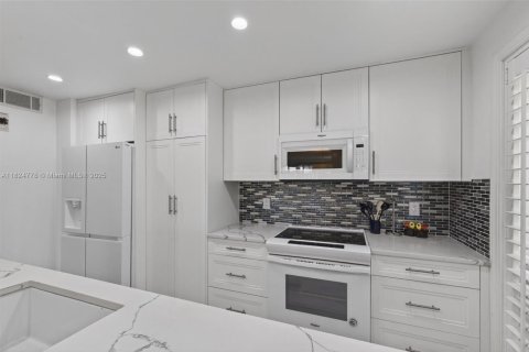Condo in Palm Beach Gardens, Florida, 2 bedrooms  № 1790700 - photo 9