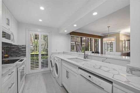 Condo in Palm Beach Gardens, Florida, 2 bedrooms  № 1790700 - photo 11