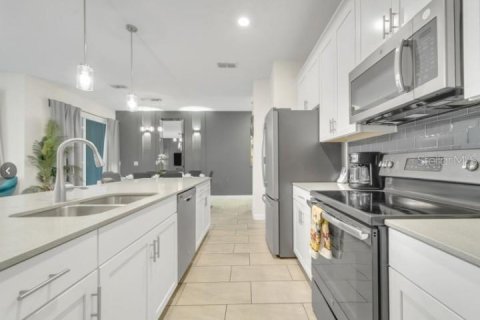 Touwnhouse à vendre à Kissimmee, Floride: 4 chambres, 177.81 m2 № 2299149 - photo 2