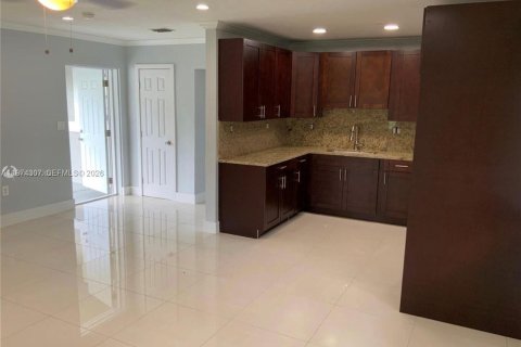 Снять в аренду виллу или дом в Форт-Лодердейл, Флорида 4 спальни, 134.89м2, № 2036537 - фото 3