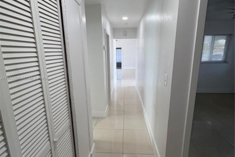 Снять в аренду виллу или дом в Форт-Лодердейл, Флорида 4 спальни, 134.89м2, № 2036537 - фото 8