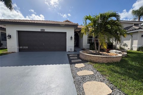 House in Pembroke Pines, Florida 3 bedrooms, 160.81 sq.m. № 2031131 - photo 3