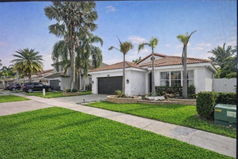 House in Pembroke Pines, Florida 3 bedrooms, 160.81 sq.m. № 2031131