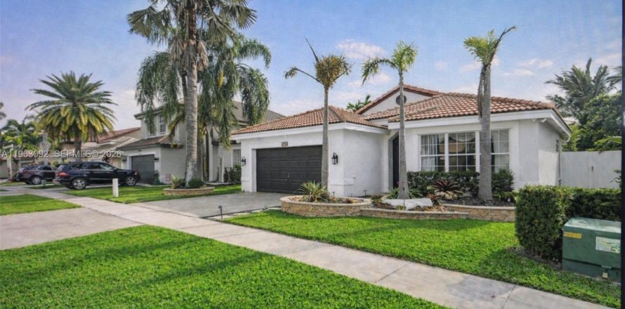 House in Pembroke Pines, Florida 3 bedrooms, 160.81 sq.m. № 2031131