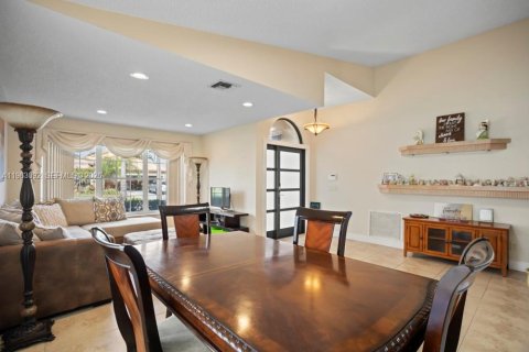 House in Pembroke Pines, Florida 3 bedrooms, 160.81 sq.m. № 2031131 - photo 12