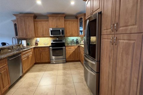 House in Pembroke Pines, Florida 3 bedrooms, 160.81 sq.m. № 2031131 - photo 23