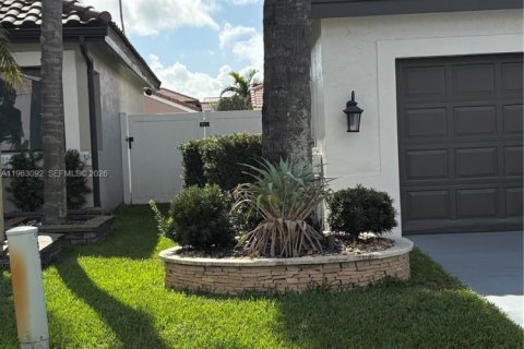 House in Pembroke Pines, Florida 3 bedrooms, 160.81 sq.m. № 2031131 - photo 7