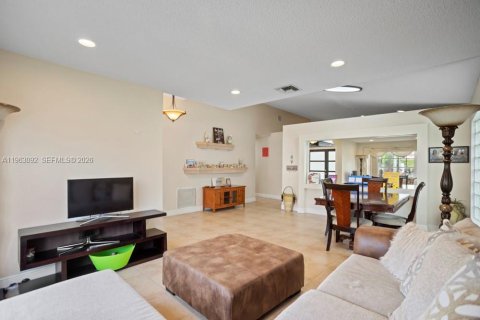 House in Pembroke Pines, Florida 3 bedrooms, 160.81 sq.m. № 2031131 - photo 17