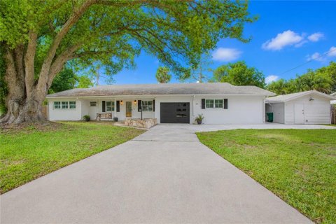 House in Winter Garden, Florida 4 bedrooms, 253.53 sq.m. № 2102516 - photo 1