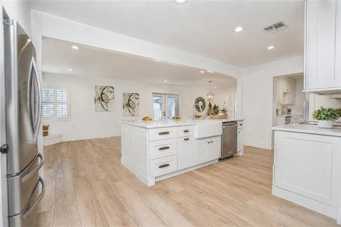 House in Winter Garden, Florida 4 bedrooms, 253.53 sq.m. № 2102516 - photo 14