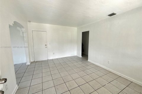 Снять в аренду виллу или дом в Майами, Флорида 3 спальни, 98.38м2, № 1988084 - фото 12