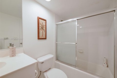 Condo in Hollywood, Florida, 1 bedroom № 1988164 - photo 17
