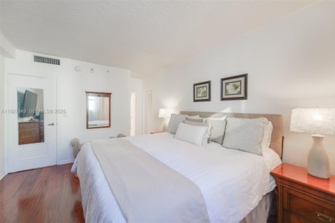 Condo in Hollywood, Florida, 1 bedroom № 1988164 - photo 13