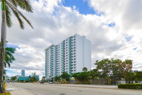 Condo in Hollywood, Florida, 1 bedroom № 1988164 - photo 29