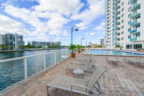 Condo in Hollywood, Florida, 1 bedroom № 1988164 - photo 24