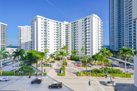 Condo in Hollywood, Florida, 1 bedroom № 1988164 - photo 21