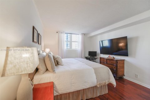 Condo in Hollywood, Florida, 1 bedroom № 1988164 - photo 12