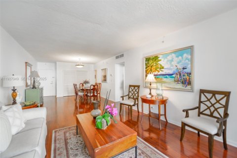 Condo in Hollywood, Florida, 1 bedroom № 1988164 - photo 1