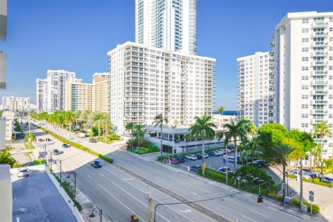 Condo in Hollywood, Florida, 1 bedroom № 1988164 - photo 19