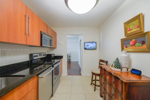 Condo in Hollywood, Florida, 1 bedroom № 1988164 - photo 10