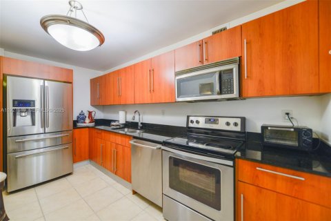 Condo in Hollywood, Florida, 1 bedroom № 1988164 - photo 9