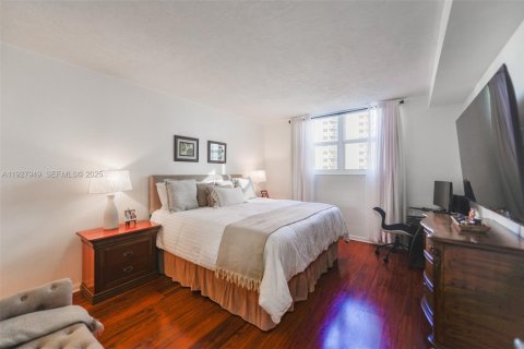 Condo in Hollywood, Florida, 1 bedroom № 1988164 - photo 11