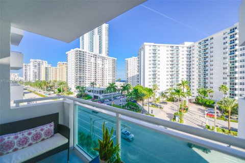 Condo in Hollywood, Florida, 1 bedroom № 1988164 - photo 18