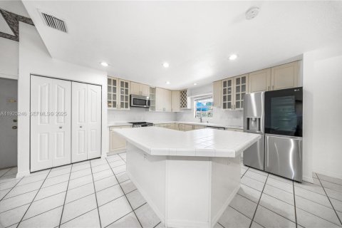 Casa en venta en Miami, Florida, 3 dormitorios, 182.83 m2 № 1983696 - foto 7