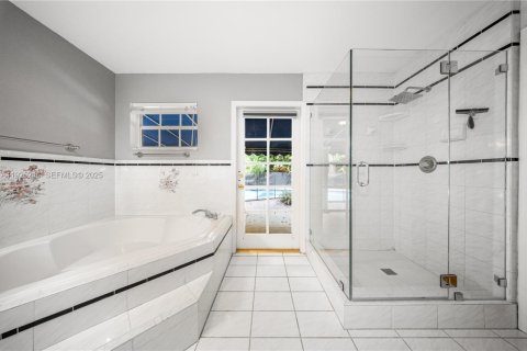 Casa en venta en Miami, Florida, 3 dormitorios, 182.83 m2 № 1983696 - foto 12
