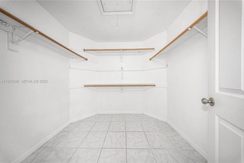 Casa en venta en Miami, Florida, 3 dormitorios, 182.83 m2 № 1983696 - foto 11