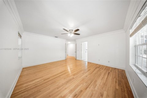 Casa en venta en Miami, Florida, 3 dormitorios, 182.83 m2 № 1983696 - foto 10
