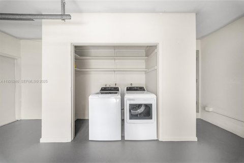 Casa en venta en Miami, Florida, 3 dormitorios, 182.83 m2 № 1983696 - foto 19