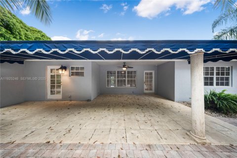 Casa en venta en Miami, Florida, 3 dormitorios, 182.83 m2 № 1983696 - foto 20